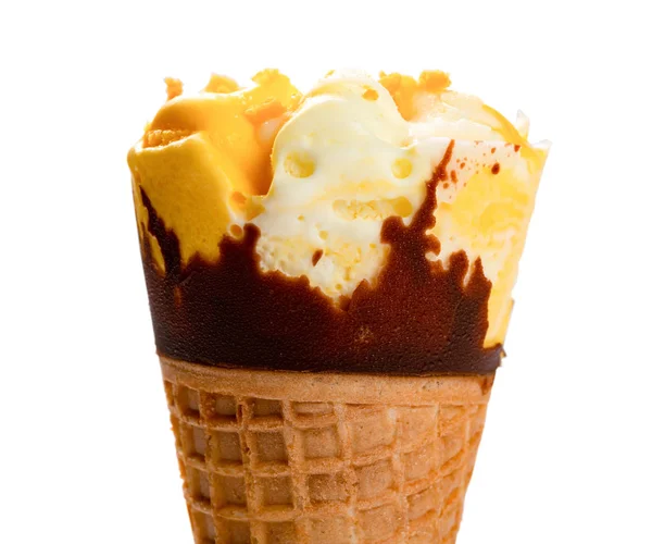 マンゴーとチョコレート風味のアイスクリームコーンは クリッピングパスで白にクローズアップ — ストック写真