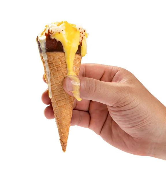 手拿着芒果和巧克力风味的冰淇淋锥融化在白色与剪辑路径 — 图库照片