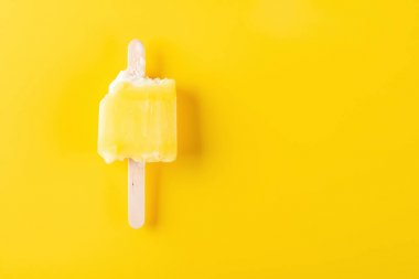 kopya alanı ile sarı bir arka plan üzerinde üst görünüm yarım yemiş sarı dondurma