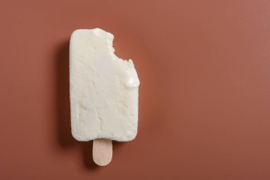 kopya alanı ile kahverengi bir arka planda bir ısırık ile üst görünüm milkshake lezzet dondurma