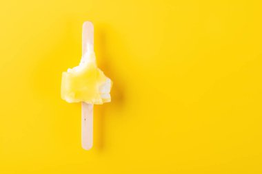 kopya alanı ile sarı bir arka planda son bit ile üst görünüm sarı dondurma