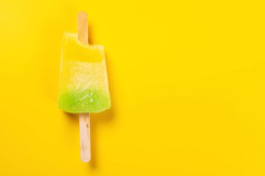 sarı bir arka planda ısırıkları birkaç ile bir ananas dilim gibi dondurma