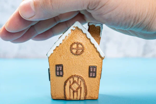 Model Domu Pokrytý Ručním Pojetím Domácího Pojištění Bezpečnosti — Stock fotografie