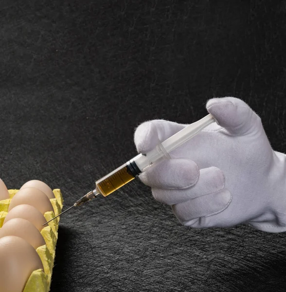 Yumurta Tıbbi Şırınga Tarafından Enjeksiyon Yapıyor — Stok fotoğraf