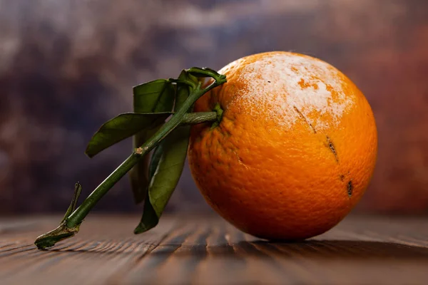 Vue Latérale Orange Surmûr Sur Une Table Bois — Photo