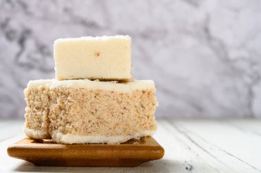 yan görünüm beyaz bir masada geleneksel tatlı kokulu osmanthus kek