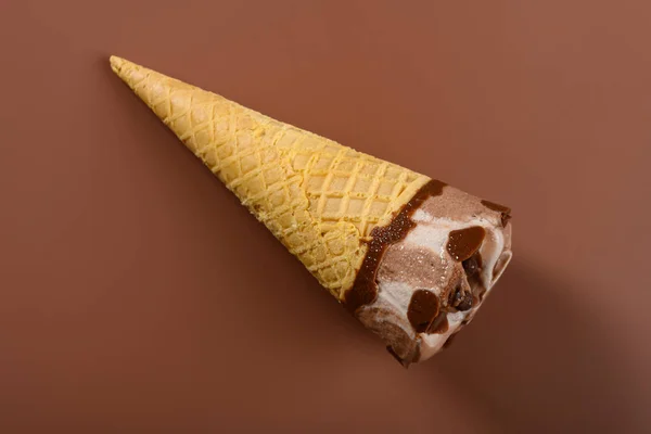 Pohled Shora Káva Čokoládová Příchuť Zmrzlinový Kužel Hnědém Pozadí — Stock fotografie