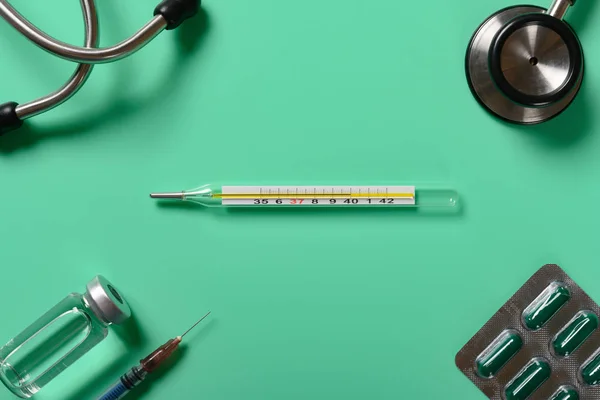 Thermomètre Mercure Degrés Centigrades Avec Seringue Vaccin Stéthoscope Capsules Aux — Photo