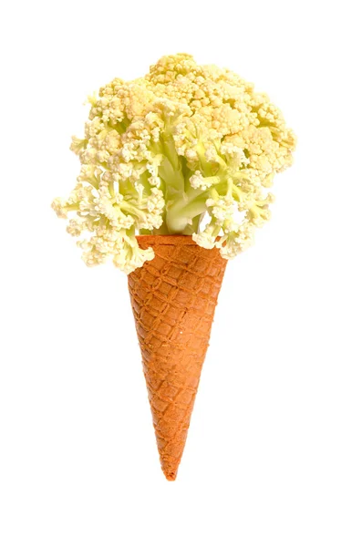 冰淇淋圆锥与一块新鲜的花椰菜在白色背景 — 图库照片