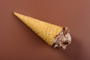 üst görünümü kahve ve çikolata lezzet dondurma koni kahverengi arka plan üzerinde ısırıklar çift ile