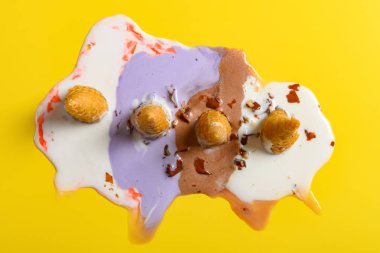 üst görünümü birden fazla lezzet dondurma konileri sarı arka plan üzerinde erimiş