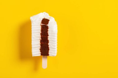 üst görünümü taze çikolata ve milkshake lezzet dondurma sarı bir arka plan üzerinde bazı ısırıklar ile