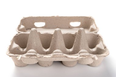 beyaz arka planda ön görünüm boş yumurta durumda