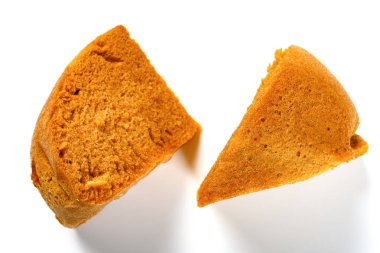 beyaz arka plan üzerinde üst görünüm Kanton sünger kek