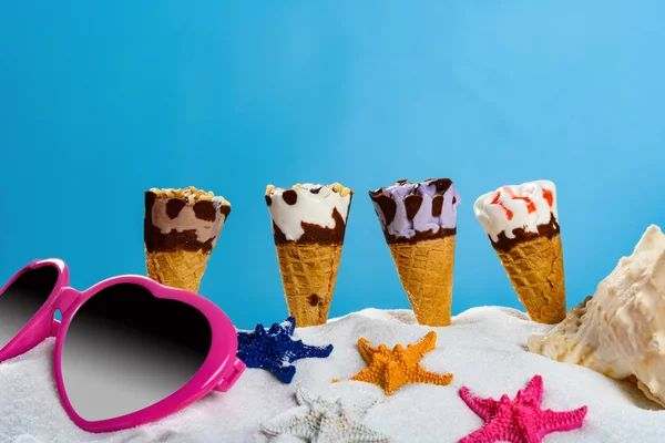White Sand Different Ice Cream Cones Starfishes Sunglasses Concept Summer — Stock Photo, Image