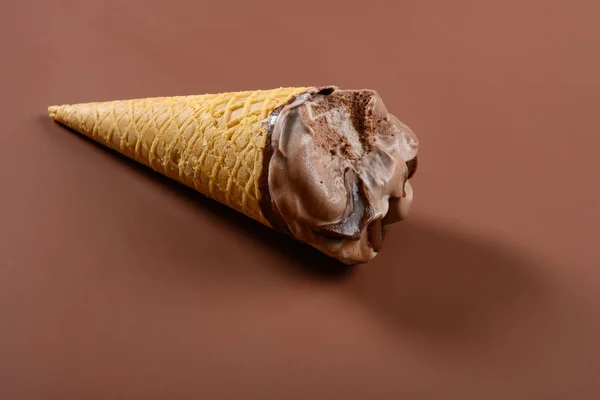 Pohled Boku Káva Čokoládová Příchuť Zmrzlinový Kužel Dvěma Kousnutím Hnědém — Stock fotografie