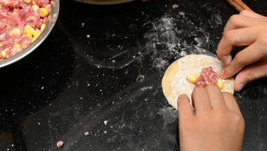 evde köfte yapan çocuk