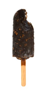 beyaz arka plan üzerinde bir ısırık ile çikolata dış popsicle