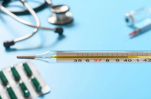 Kwik Thermometer Bij Graden Celsius Met Spuit Vaccin Stethoscoop Capsules — Stockfoto