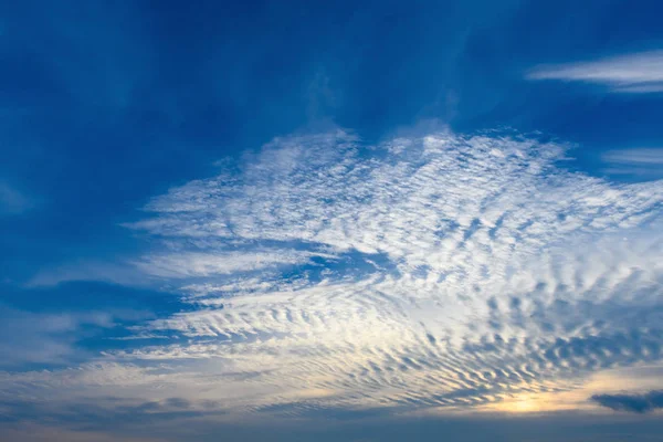 夏の日没時に青空を持つ美しい雲 — ストック写真