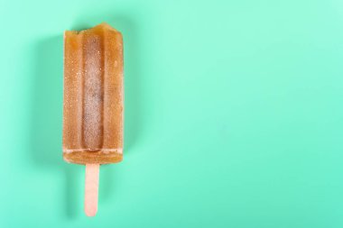 açık yeşil arka plan üzerinde bazı ısırıklar ile kırmızı fasulye buzlu