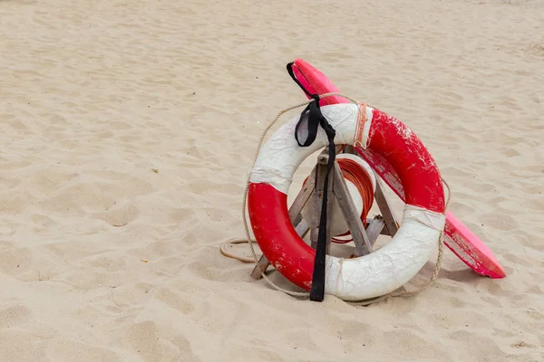 Bóia Uma Praia Arenosa — Fotografia de Stock