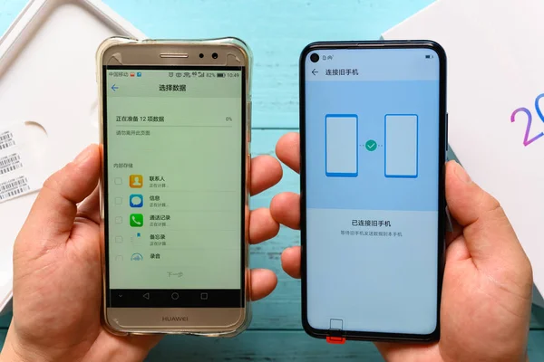 Zhongshan China July 2019 Man Cloning Everything Old Huawei Mobile — стоковое фото