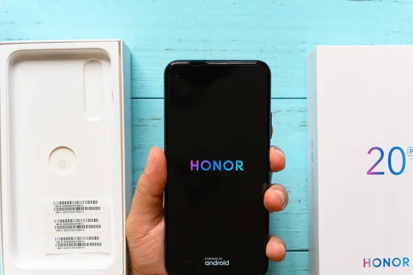 Zhongshan China July 2019 Man Turning Brand New Honor Mobile — Stock Photo, Image