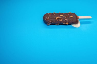 Çikolata dış dondurma mavi arka planda erime başlar