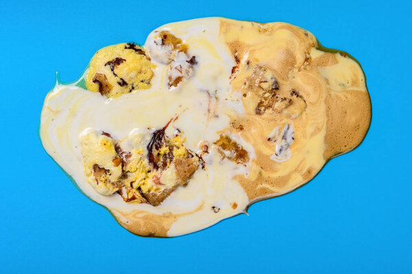 вид сверху растаявшее мороженое на голубом фоне
