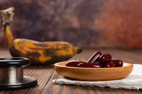 Cápsulas Estetoscópio Com Uma Banana Madura Fundo — Fotografia de Stock