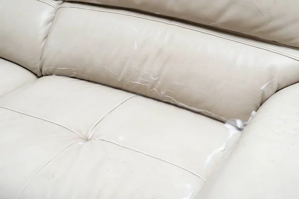 石鹸液付き革張りのソファ — ストック写真