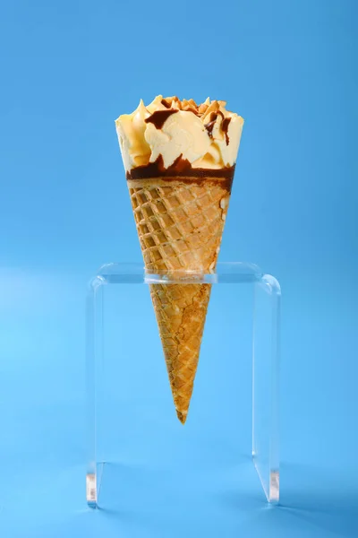 Vista Lateral Mango Chocolate Sabor Cono Helado Con Cacahuete Sobre — Foto de Stock