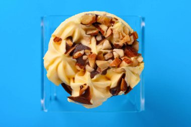 üst görünümü mango ve mavi arka plan fıstık ile çikolata lezzet dondurma konisi