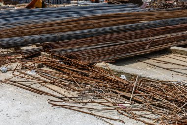 Demir çubuklar yere.