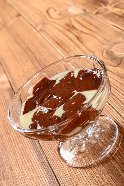 Hoek Weergave Kopje Gesmolten Chocolade Ijs Een Houten Tafel — Stockfoto