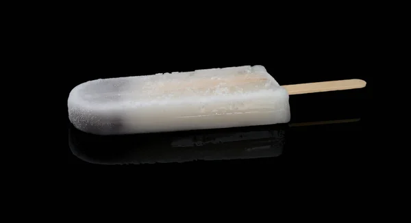 Siyah Arka Plan Içinde Kırmızı Fasulye Ile Popsicle — Stok fotoğraf