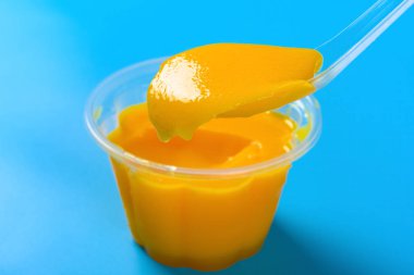 kaşık ev yapımı mango lezzet puding alarak
