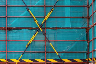 bitmemiş bir binada iskele ve koruma ağları