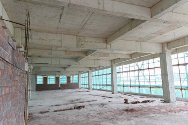 koruma iskelesi ve örgü lüzuntuzuna sahip bir unfinshed binanın içinde