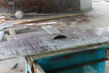 bir bitmemiş endüstriyel çatı içinde ahşap kesme testere