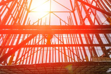 sabah bitmemiş bir binada asansör