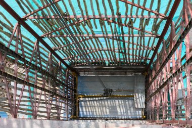 bir şantiyede bir asansör üst