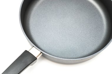 beyaz arka plan üzerinde yepyeni bir mat siyah paslanmaz çelik tava parçası