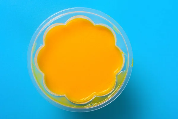 Topp Visa Hemlagad Mango Smak Pudding Blå Bakgrund — Stockfoto