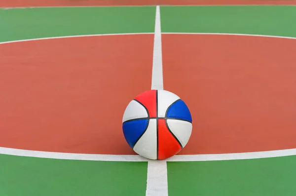 Ballon Basket Coloré Sur Cercle Central Court Extérieur — Photo