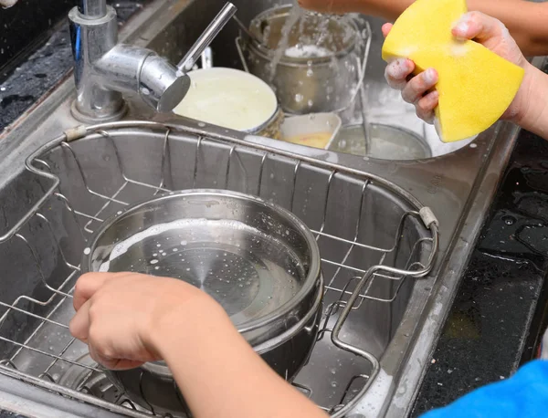 Dzieci mycie naczyń w zlewie z gąbką z mydłem — Zdjęcie stockowe