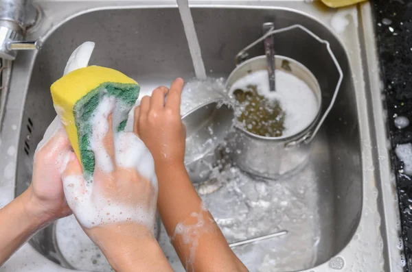Kinder Spülen Geschirr Der Spüle Mit Seifenschwamm — Stockfoto