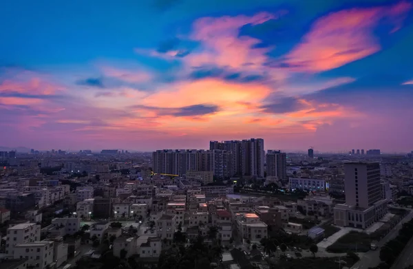 住宅区在中国郊区的晚上与美丽的红色和金色的云 — 图库照片
