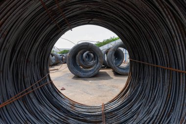 demir tel rulo içinden dışarı bakıyor